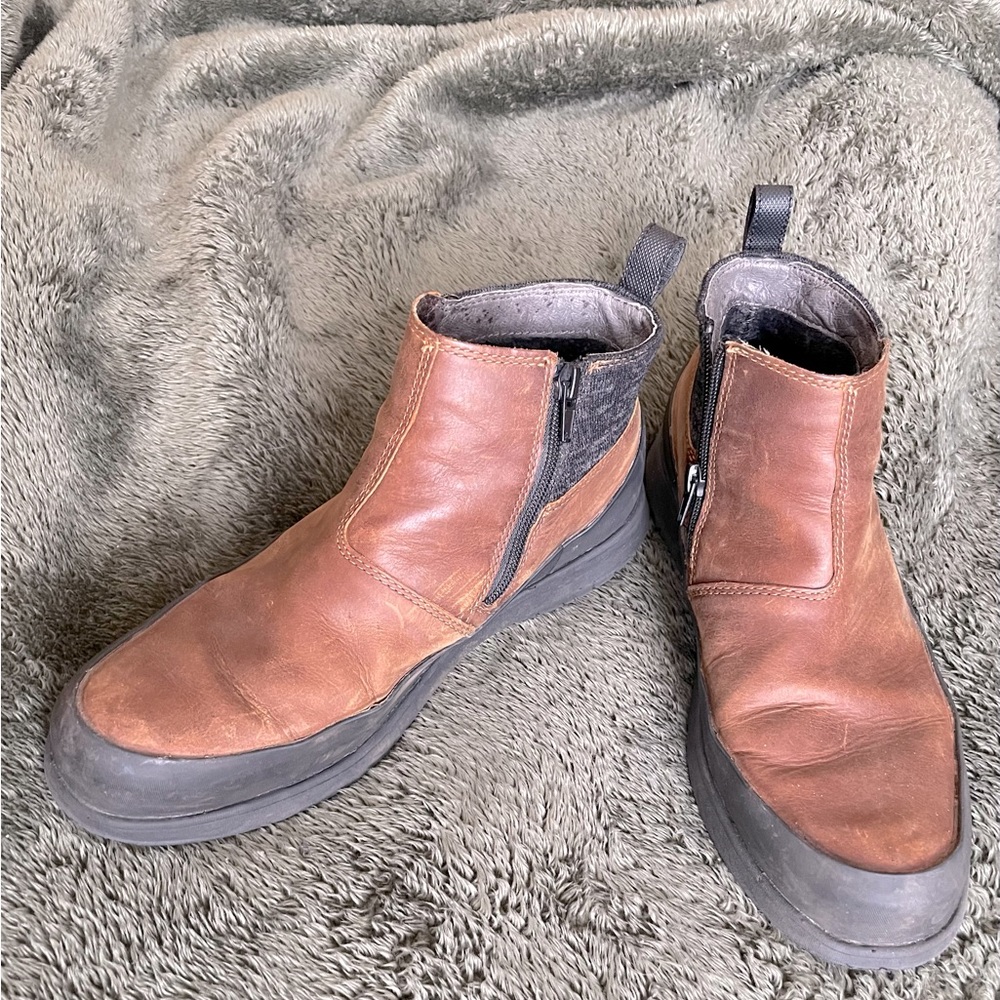 Bogs women’s Size 10/41 waterproof, side-zip ankle walking boots.
